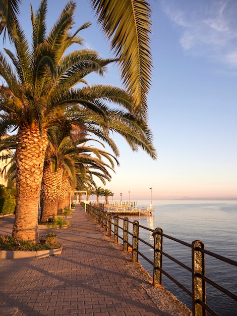 Embankme al tramonto presso la località termale greca Loutra Edipsou sull'isola di Evia nel Mar Egeo in Grecia