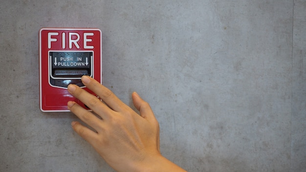 Emergenza di allarme antincendio o allarme o attrezzatura di avvertimento campana in colore rosso con la mano nell'edificio per la sicurezza.