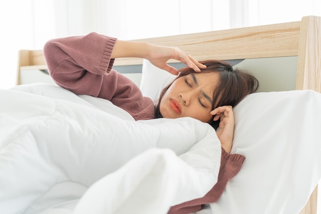 Emicrania delle donne asiatiche e dormire sul letto