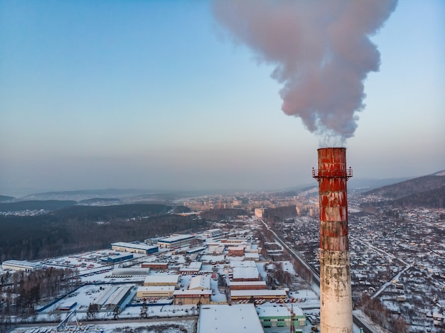 Emissione di fumo dai tubi della fabbrica.