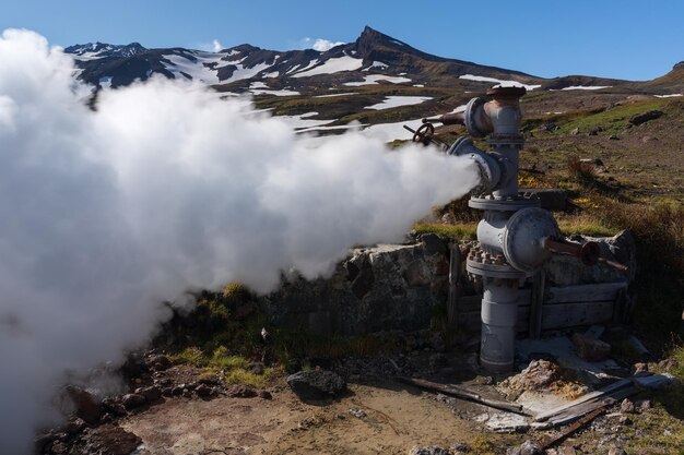 Emissione naturale di acqua di vapore termominerale da pozzo geologico