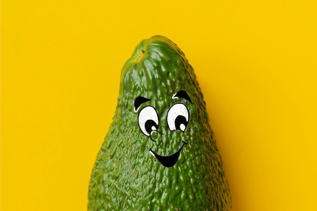 Emoji dell&#39;avocado sullo spazio giallo della copia del fondo