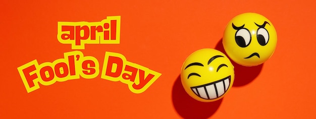 Emoji gialle del primo di aprile su uno sfondo rosso con vista superiore del testo