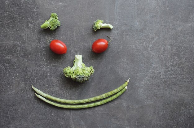 Emoticon sorridente di verdure fresche