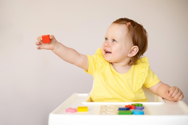 Emotional cute Baby sta giocando Apprendimento e sviluppo infantili Giocattoli educativi ecologici in legno Sistema Montessori