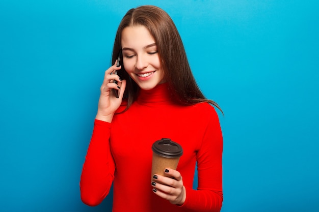 emotiva felice bella donna in camicetta rossa bel ritratto bella donna che parla al telefono