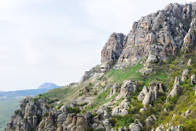 Emozionante paesaggio di montagne rocciose