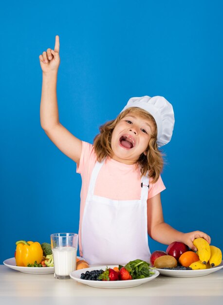 Emozionato divertente chef cuoco bambino chef vestito cuoco panettiere grembiule e cappello da chef isolato su studio backgrou