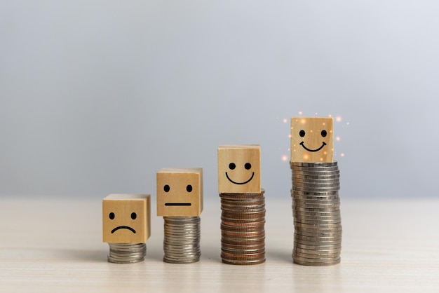 Emozione del cubo del blocco di legno e moneta sul tavolo Statistiche della raccolta di feedback che salvano il concetto di business finanziario
