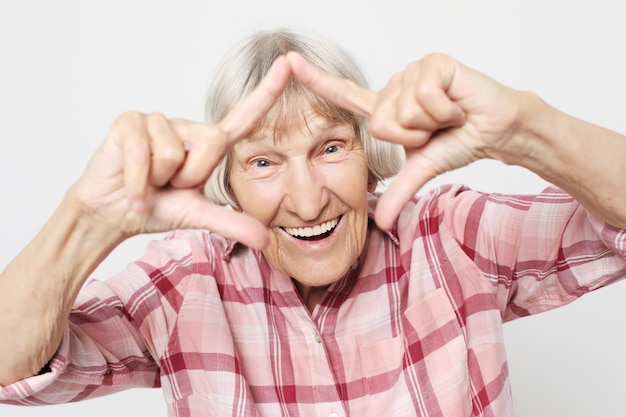 Emozione di stile di vita e concetto di persone Nonna anziana con faccia scioccata Ritratto di nonna con camicia rosa