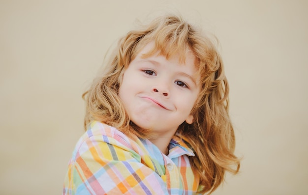 Emozioni dei bambini Espressione facciale del capretto Faccia divertente dei bambini isolata