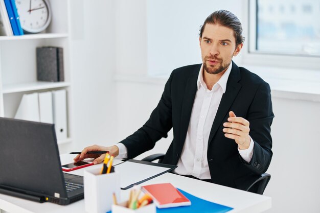 Emozioni del lavoro dell'uomo davanti allo stile di vita del laptop