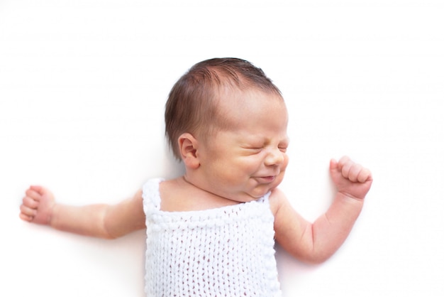 Emozioni del neonato. Faccia buffa di un bambino, emozioni.