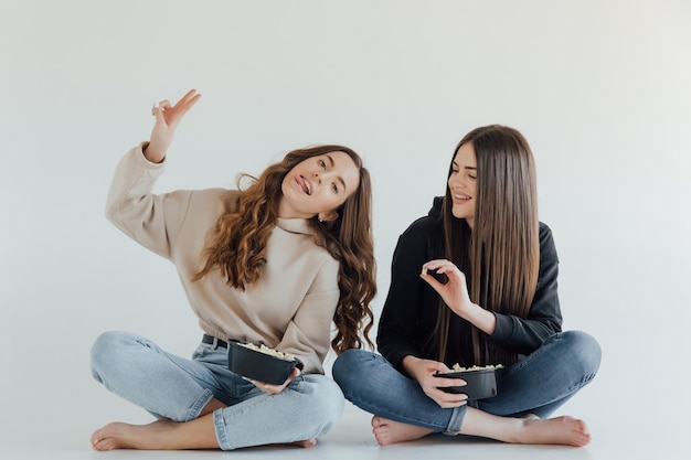 Emozioni delle persone nel cinema, concetto di stile di vita. Guardando un film, tenendo in mano un secchio di popcorn