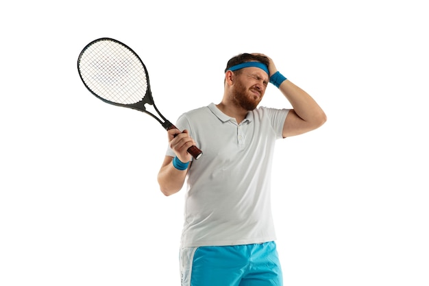 Emozioni divertenti del tennista professionista isolato su sfondo bianco studio, eccitazione nel gioco