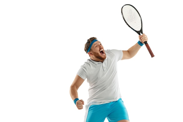 Emozioni divertenti del tennista professionista isolato su sfondo bianco studio, eccitazione nel gioco