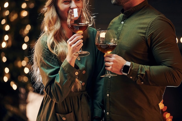 Emozioni e sentimenti sinceri La giovane coppia adorabile ha una cena romantica al chiuso insieme