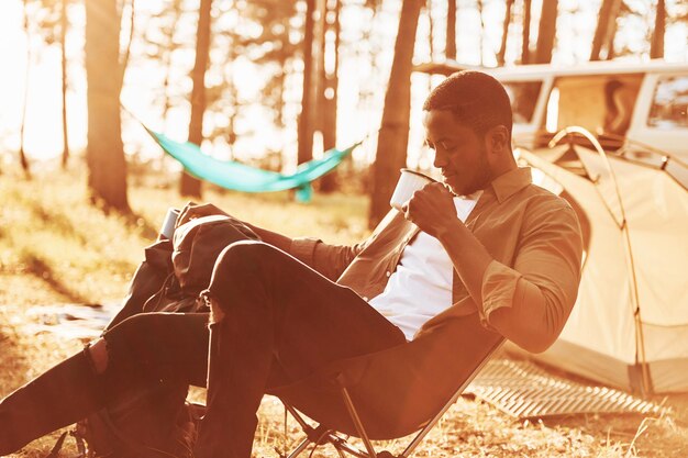 Emozioni positive L'uomo viaggia da solo nella foresta durante il giorno in estate