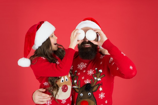 Emozioni sincere. Tradizione natalizia. Il padre abbraccia la piccola figlia. Un bambino piccolo con papà festeggia il natale. Famiglia amorevole. Gioca con le palle di neve. Vacanze invernali. Buon Natale a tutti. Saluti.