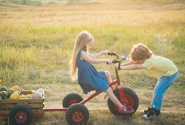 Emozioni umane i bambini amano il primo ritratto estivo di bambini felici e carini che si divertono nel campo primaverile