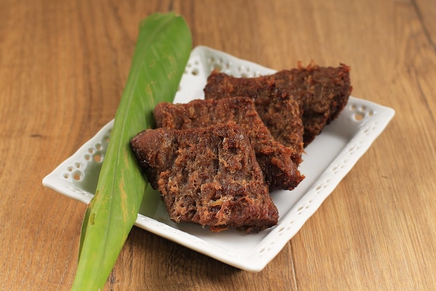 Empal o Gepuk è carne fritta indonesiana con erbe e spezie tradizionali. Ha un sapore dolce, gustoso, tenero e delizioso. Solitamente servito con Sambal e riso