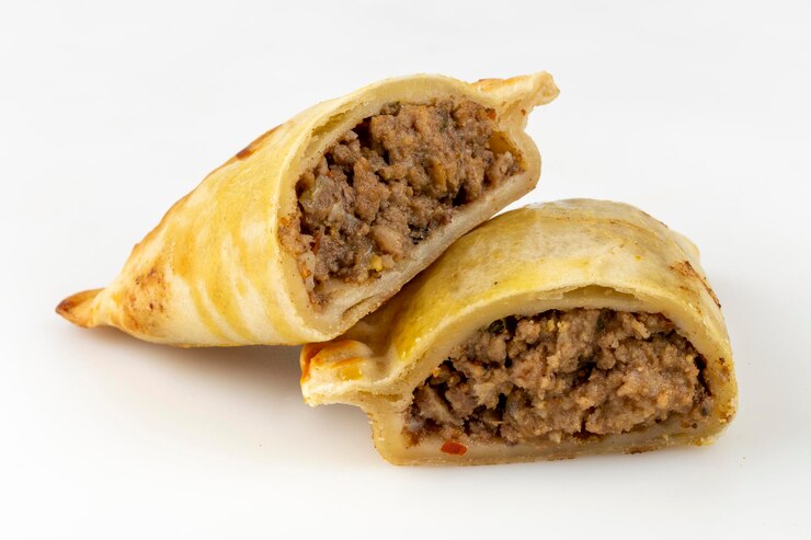 Empanada argentino isolato su sfondo bianco