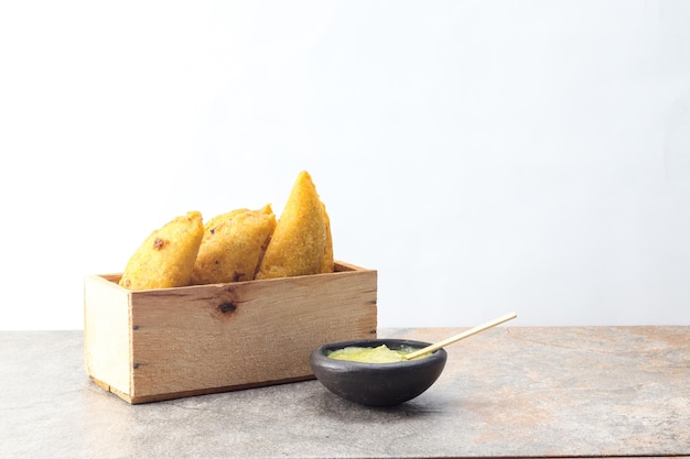 Empanada di mais tipico cibo colombiano con salsa piccante e spazio per la copia