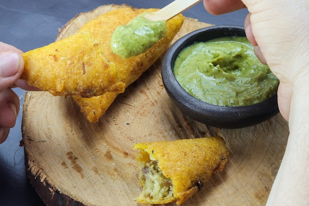 Empanada di mais tipico cibo colombiano con salsa piccante