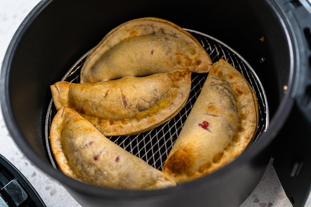 Empanadas alle ciliegie dolci nella friggitrice ad aria