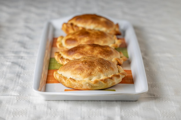 Empanadas argentine cotte su un vassoio