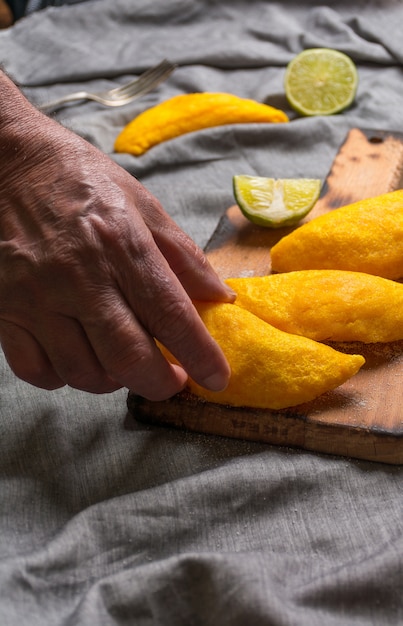 Empanadas colombiani, fatti di carne e fritti nell&#39;olio.