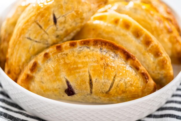 Empanadas dolci appena sfornati con mirtilli sul bancone della cucina