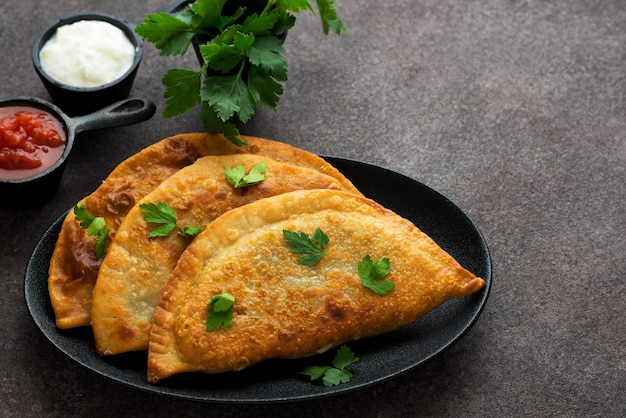 Empanadas fatte in casa con ripieno e salsa di pomodoro