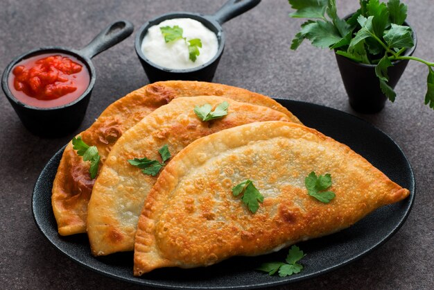 Empanadas fatte in casa con ripieno e salsa di pomodoro