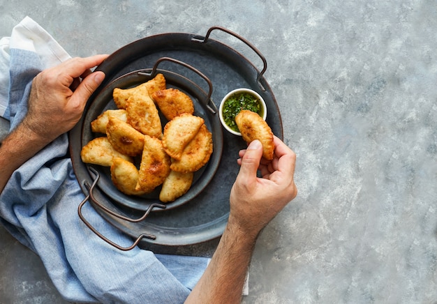 empanadas fritte con chimichurri