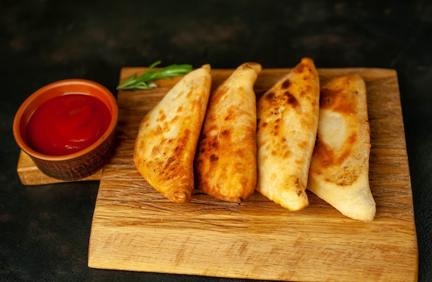 Empanadas fritte latinoamericane con salsa di pomodoro