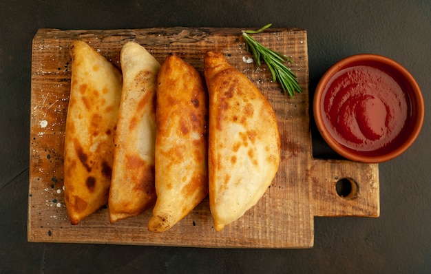 Empanadas fritte latinoamericane con salsa di pomodoro