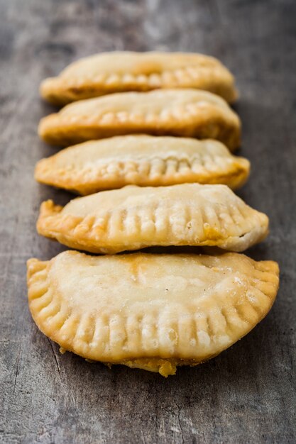 Empanadas spagnole tipiche sulla tavola di legno