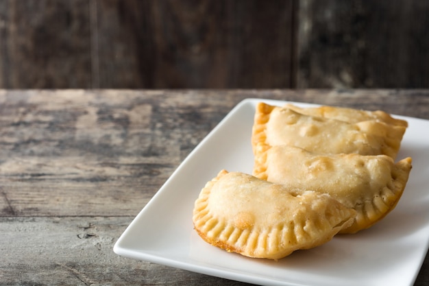 Empanadas spagnole tipiche sulla tavola di legno