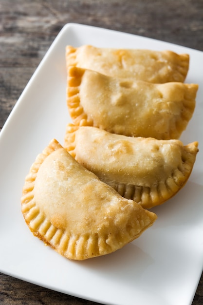 Empanadas spagnole tipiche sulla tavola di legno