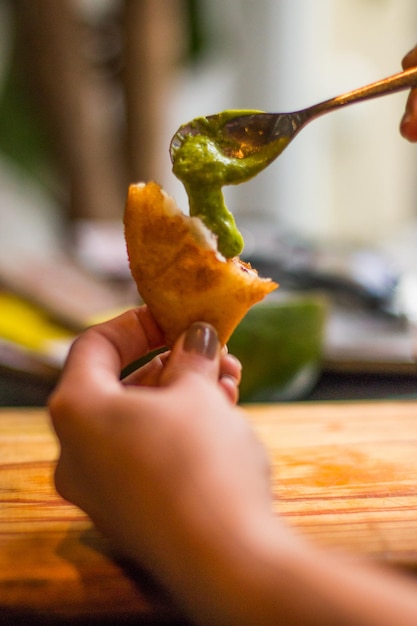 Empanadas tipiche della gastronomia venezuelana con verdure e salsa