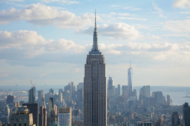 Empire State Building contro le torri moderne di Manhattan