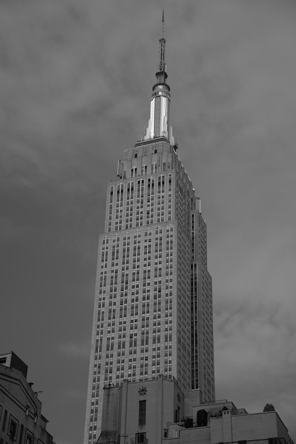 Empire State Building dal basso vista dall'alto di New York City in b&w