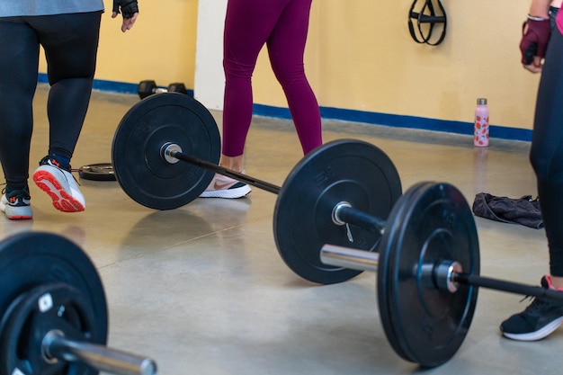 Empowerment femminile Donne che si allenano in palestra con un personal trainer