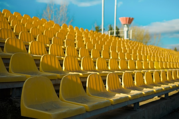 Empty si siede su una tribuna di uno stadio a causa del virus