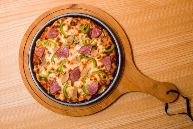 Encantos di manzo per pizza servito in tagliere di legno isolato sulla vista dall'alto del fastfood italiano