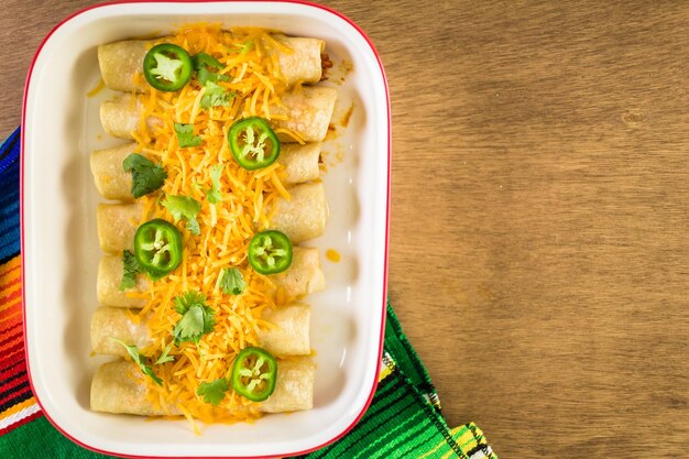 Enchiladas di pollo con formaggio cheddar e salsa.