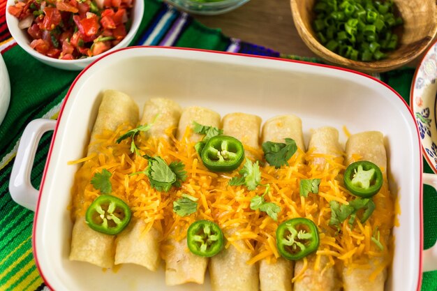 Enchiladas di pollo con formaggio cheddar e salsa.