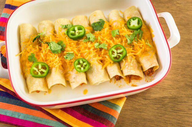 Enchiladas di pollo con formaggio cheddar e salsa.