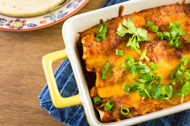 Enchiladas di pollo con formaggio cheddar e salsa.